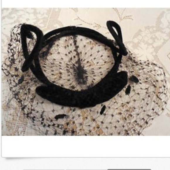 VINTAGE BLACK TULLE FASCINATOR HAT - Picture 2 of 2